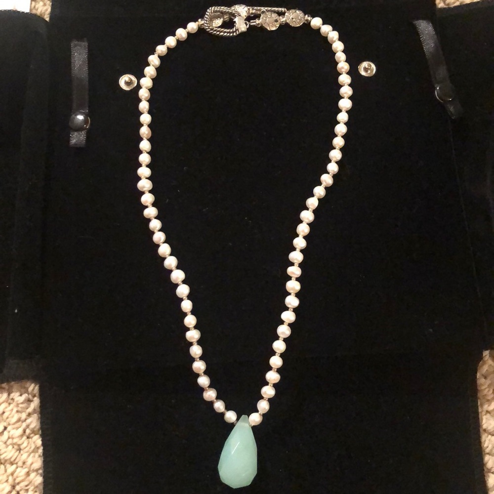 Pearl necklace with semi precious stone